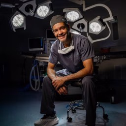 Dr. Gustavo Alvarez - Cirurgião Plástico
