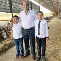 Hayvancılık Yapan Kasap Rahmi Konkur ve Oğulları