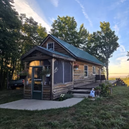 Off Grid with Jay and Jen